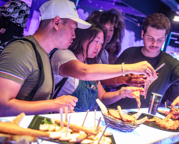 Des assiettes à partager, des cocktails et une ambiance unique